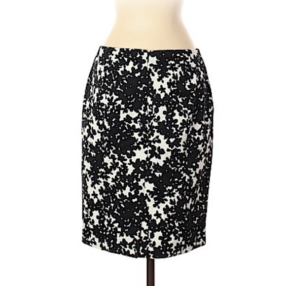 Ann Taylor A-Line Skirt Black & White Floral Skirt.Size 2. Like New. - Picture 2 of 7